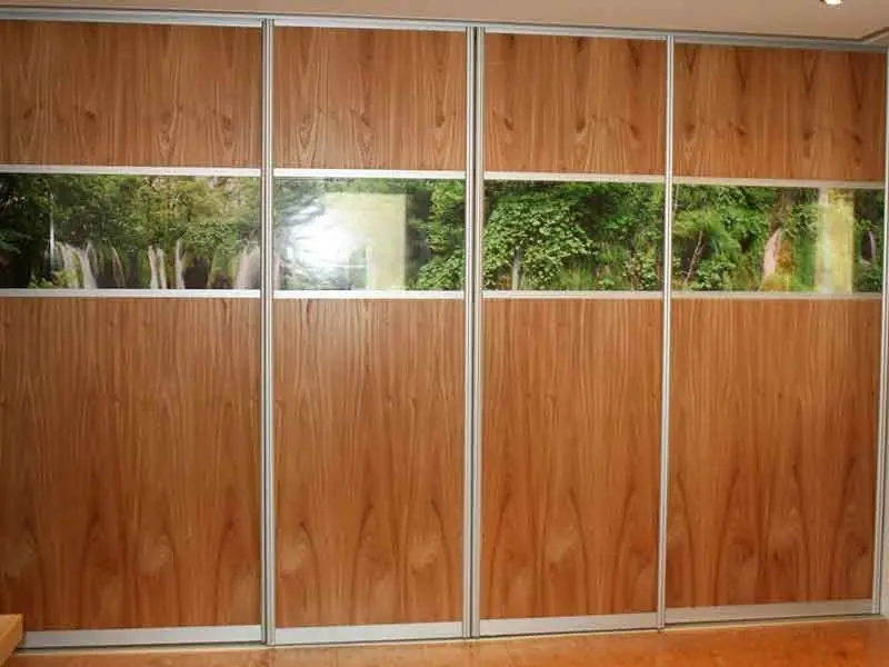 Raumhoher Schiebetürschrank mit Nussbaumfronten und Rahmen aus Aluminium